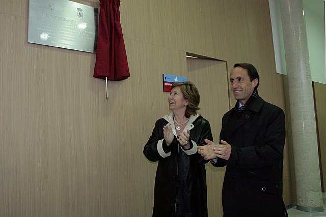 La consejera de Sanidad y Consumo, María Ángeles Palacios, y el alcalde de Yecla, Juan Miguel Benedito, tras descubrir la placa conmemorativa de la inauguración del Centro de Salud Mental de Yecla