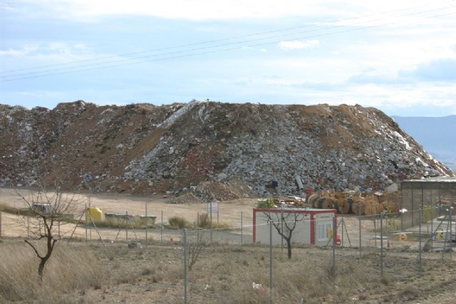 Fotos tomadas en 2009 de la escombrera de Yecla. Ecologistas en Acción ha denunciado la falta de control sobre los residuos que estaban allí arrojados, junto a otras irregularidades.