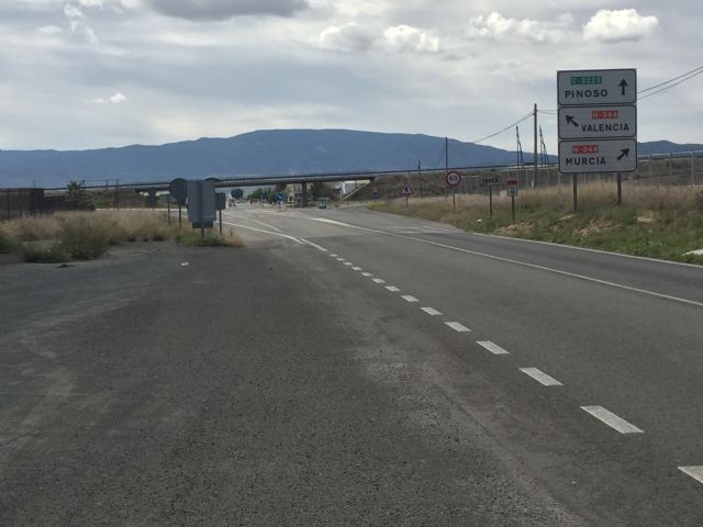 El PSOE pide al alcalde que saque del cajón el acuerdo para mejorar los accesos de la carretera de Pinoso y lo ejecute