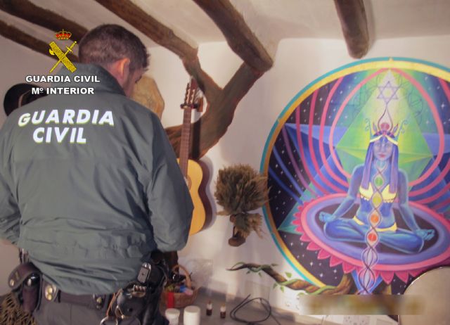 La Guardia Civil desmantela una casa de retiros espirituales donde se practicaban rituales de sanación chamánicos