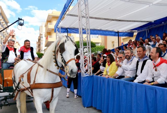 El consejero de Turismo, Cultura y Medio Ambiente asiste a la cabalgata de carrozas de Yecla