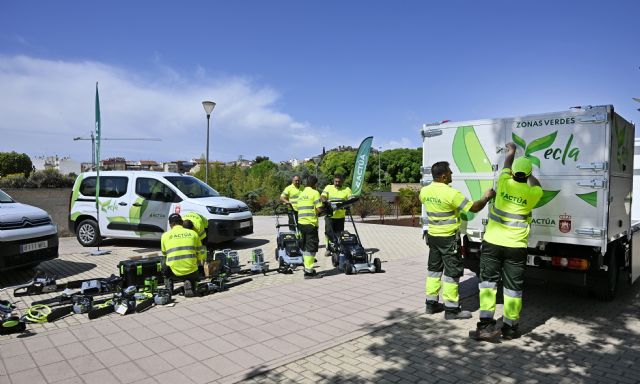 El servicio de mantenimiento de zonas verdes de Yecla incorpora vehículos eléctricos y mejoras en el sistema de riego