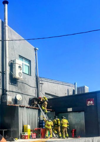 Dos personas han sido atendidas por los sanitarios en el incendio de la cocina de una cafetería en Yecla