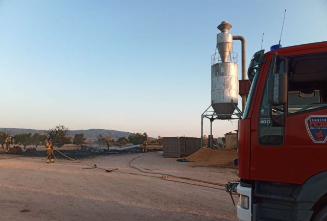 Bomberos sofocan el incendio de palets declarado en el exterior de una empresa de Yecla